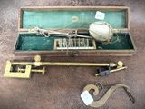 une boîte contenant un tas d'outils