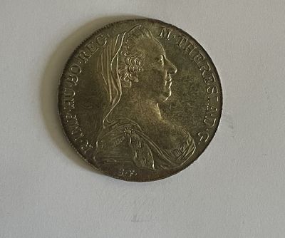 une pièce sur laquelle figure l'effigie d'une femme