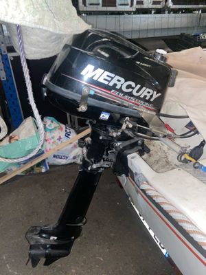 un moteur qui se trouve sur un bateau dans un garage