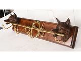 deux chats assis sur un porte-manteau