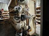 de nombreux casques suspendus à un porte-casques dans une pièce
