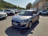 La petite voiture argentée est garée devant un immeuble.