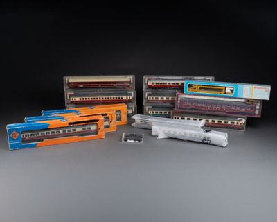 FLEISCHMANN - ROCO. LOT composé de 14 VOITURES HO de trains …