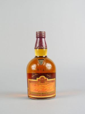 une bouteille de whisky posée sur une surface blanche