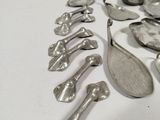 many spoons and spoon spoons sitting on a table