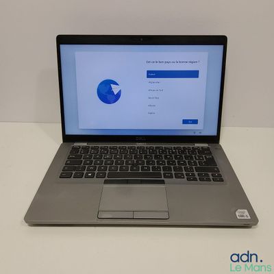 un ordinateur portable posé sur une table