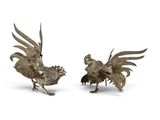 paire de figurines de coq en métal argenté sur socle