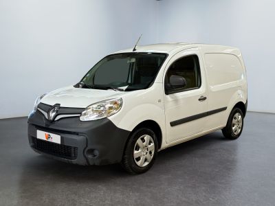La petite camionnette blanche est garée dans une grande pièce.