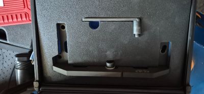 une valise noire avec une poignée rouge et une poignée bleue