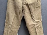 un gros plan sur un pantalon suspendu à un cintre