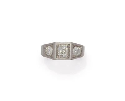 une bague à trois pierres en diamant