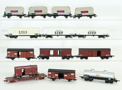 six types différents de petits trains exposés sur une étagère