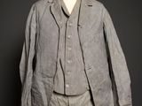 une image d'un costume sur un mannequin