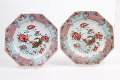 deux assiettes ornées d'oiseaux et de fleurs sur un fond blanc