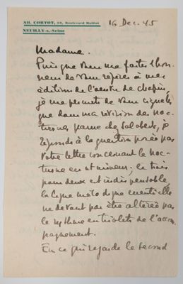 une lettre manuscrite d'un homme qui tient une feuille de papier