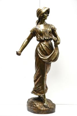 statue en bronze représentant une femme portant un panier sur la tête