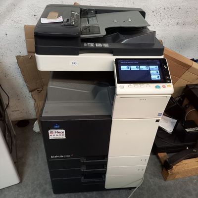 une imprimante multifonction posée sur une pile de cartons