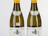 deux bouteilles de vin posées l'une à côté de l'autre sur une surface blanche