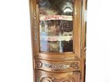 un meuble en bois surmonté d'une porte en verre