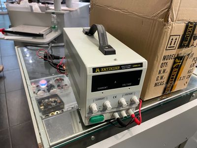 une machine posée sur une table