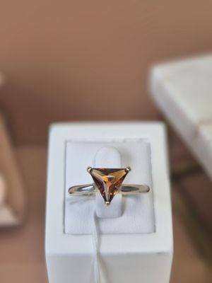 une bague qui se trouve dans une boîte sur une table