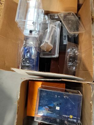 une boîte en carton remplie d'appareils électroniques et d'autres articles