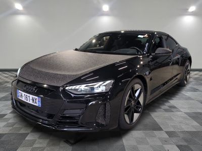 une photo d'une voiture de sport noire dans un showroom