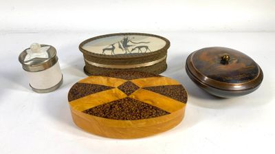une petite boîte en bois avec un couvercle et quelques épices