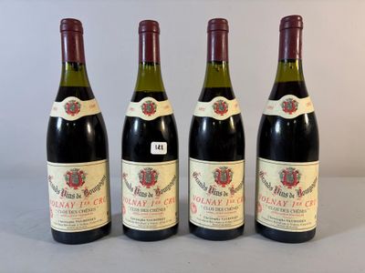 quatre bouteilles de vin sont alignées sur une table