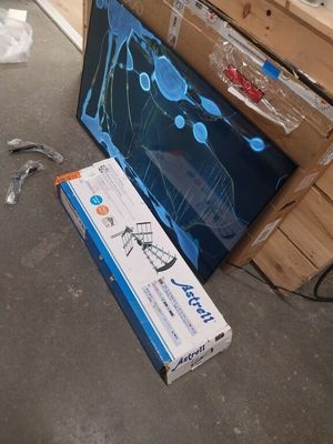 un téléviseur posé par terre dans la pièce