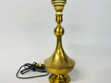 une lampe de couleur laiton à laquelle est attaché un cordon