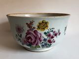 un bol orné de fleurs peintes, posé sur une table