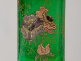 un vase vert orné d'un oiseau et de fleurs