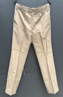 une photo d'un pantalon beige suspendu à une corde à linge