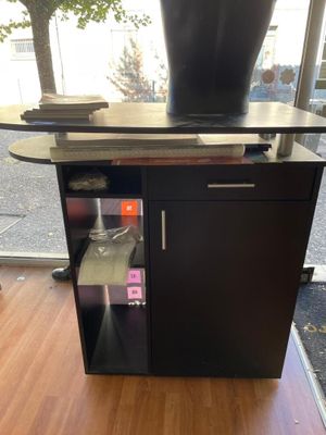 une table en verre sur laquelle se trouve un vase