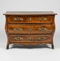 Commode à façades et côtés mouvementés, ouvrant par trois ti…