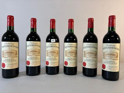 six bouteilles de vin sont alignées sur une table
