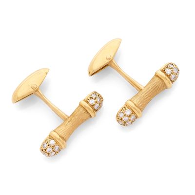 une paire de boutons de manchette en or et diamants
