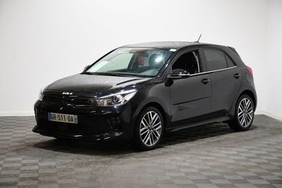 La voiture noire est garée sur le sol à damier de la pièce.