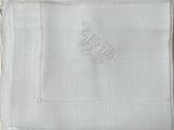 un gros plan d'une serviette de table ornée d'un monogramme