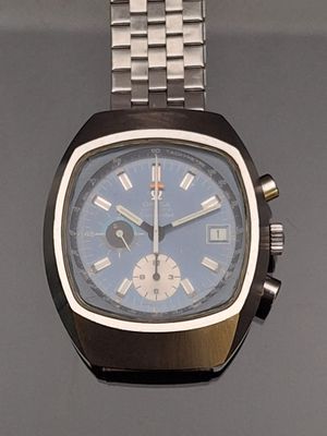 une montre en argent avec un cadran bleu et un bracelet en argent