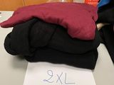 une pile de vêtements posée sur une table, avec une étiquette de prix