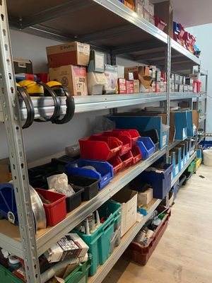 de nombreux bacs et cartons sur les étagères de la pièce