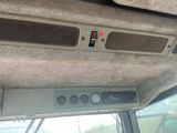l'intérieur d'un véhicule équipé de haut-parleurs et d'une radio à l'arrière