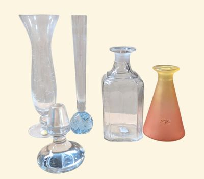 trois types différents de vases en verre sur la table