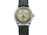 une image d'une montre-bracelet avec une lune sur le cadran