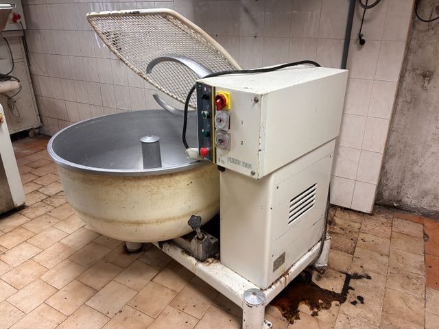Pétrin PHEBUS 2000 ancien, cuve 50 litres, prise en 380v. Joint d...
