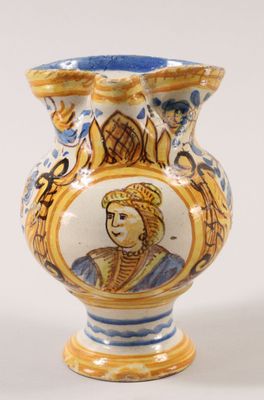 un vase bleu et jaune sur lequel est représentée une femme