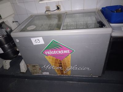 une machine à glaces posée sur un comptoir