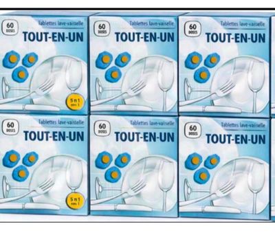 six boîtes de « tout » – des brosses à dents amusantes contenant des brosses à dents
